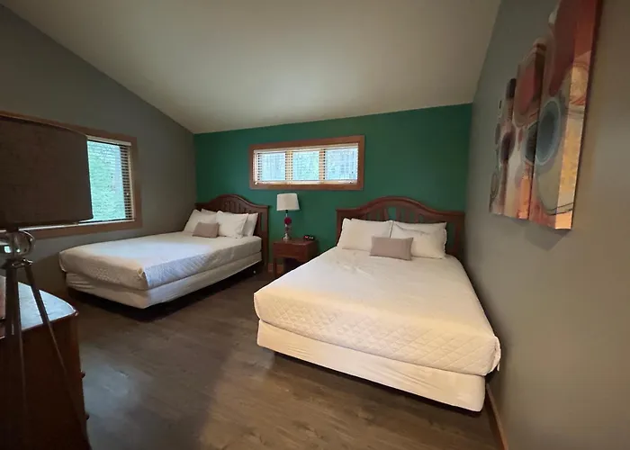 Ski-In 5Br Retreat At Boyne Mtn - Walk To Lifts & Fun!